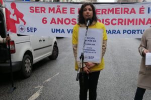 Enfermeiras discriminadas por terem sido mães manifestam-se no Ministério da Saúde