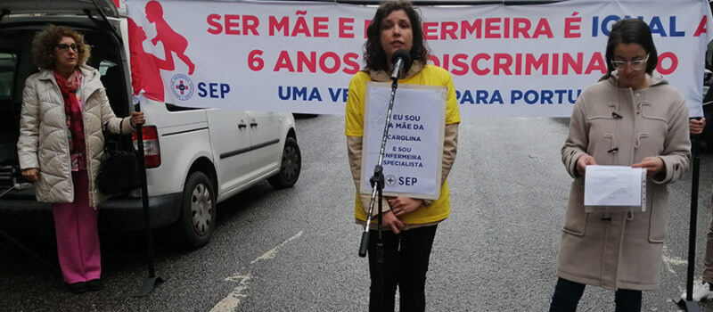 Enfermeiras discriminadas por terem sido mães manifestam-se no Ministério da Saúde